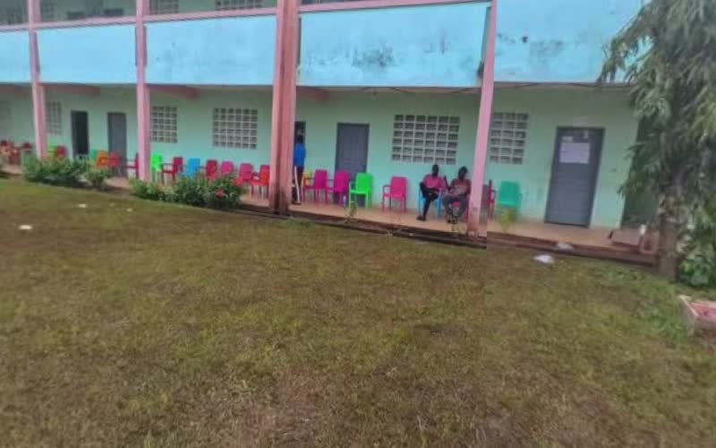 Vue vers les chaises du public